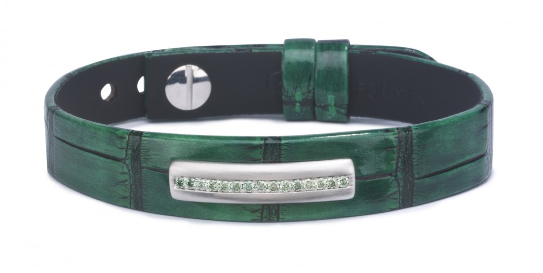 bracelet en cuir pour homme orné d'une barrette en or brossé gris 18 kt sertie de diamants vert pomme. Ce bracelet pour homme est monté sur un alligator vert et noir, brillant. 