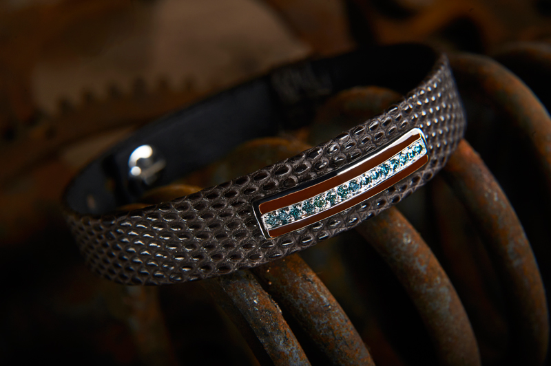 Bracelet in matte brown lizard leather, shiny grey gold plaque, brown enamel and blue diamonds.