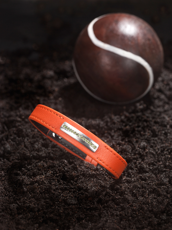 bracelet pour homme en veau lisse orange avec surpiqûre ton sur ton, barrette en or gris satiné brossé sans email, diamants vert olive.