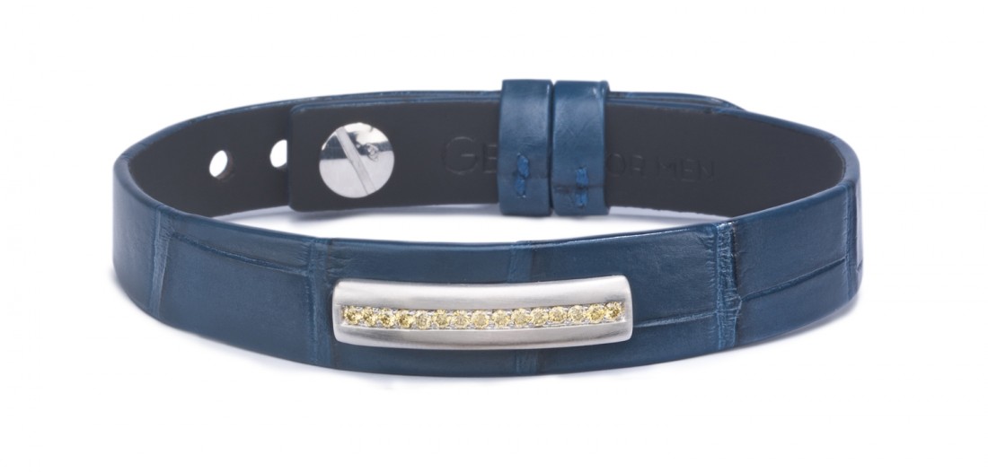 bracelet en cuir pour homme orné d'une barrette en or brossé gris 18 kt sertie de diamants jaunes. Ce bracelet pour homme est monté sur un alligator bleu gitane mat. 